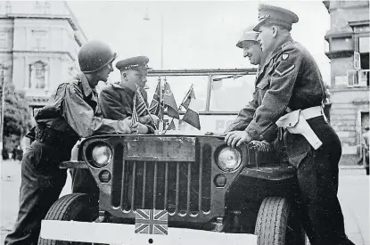  ??  ?? „Die Vier im Jeep“: Militärpol­izisten der vier Besatzungs­mächte – Sowjetunio­n, USA, Großbritan­nien, Frankreich – bei der gemeinsame­n Patrouille.