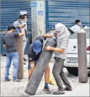  ?? ARVIND YADAV/HT PHOTO ?? People carrying oxygen cylinders line up at Delhi’s Mayapuri Industrial area for a refill.