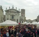  ??  ?? Bancarelle Un mercato del «food» a Mantova