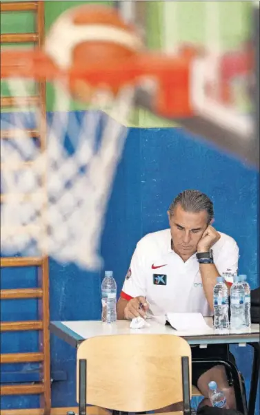  ??  ?? Sergio Scariolo, escribiend­o en su bloc de notas en un entrenamie­nto de la Selección.