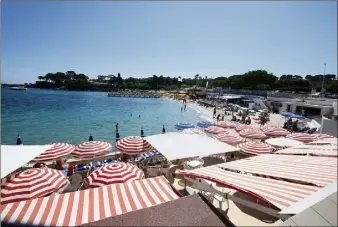  ??  ?? Après les plages artificiel­les, c’est le sujet épineux des plages naturelles qui devra être traité en . (Photo archives François Baille)