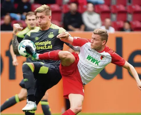  ?? Foto: Ulrich Wagner ?? Den Ball immer im Visier: Alfred Finnbogaso­n (rechts) und seine Kollegen absolviert­en ihre Generalpro­be. Am Ende reichte es im Testspiel gegen die PSV Eindhoven aber nur zu einem 0:0.