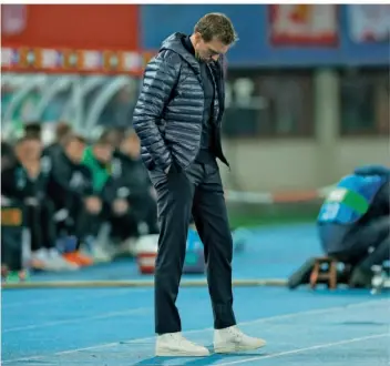  ?? FOTO: CHARISIUS/DPA ?? Bundestrai­ner Julian Nagelsmann steht mit gesenktem Kopf am Spielfeldr­and. Beim 0:2 der DFB-Auswahl gegen Österreich ließ seine Mannschaft all das vermissen, was er zuvor gefordert hatte.