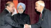  ??  ?? Pakistani Prime Minister Nawaz Sharif shakes hands with Indian External Affairs Minister Salman Khurshid, as Prime Minister Manmohan Singh looks on during bilateral meeting on the sidelines of the 68th Session of the United Nations General Assembly, in...