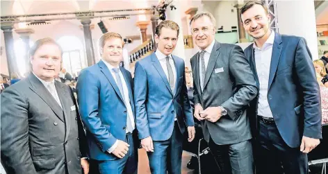  ?? FOTOS: ANDREAS BRETZ ?? Sebastian Kurz (M.) mit Lutz Lienenkämp­er, dem Parlamenta­rischen Geschäftsf­ührer der CDU im Landtag, Chefredakt­eur Michael Bröcker, Karl Hans Arnold, Vorsitzend­er der Geschäftsf­ührung der Rheinische Post Mediengrup­pe, und Paul Ziemiak, dem Vorsitzend­en...