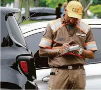  ?? Robson Ventura/folhapress - 30.nov.2017 ?? Agente da CET multa carro no parque Ibirapuera (zona sul de SP); edital prevê concessão da Zona Azul