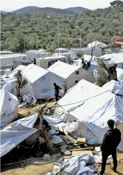  ??  ?? Οι «Γιατροί του Κόσμου» θα αποχωρήσου­ν από το hotspot της Μόριας.