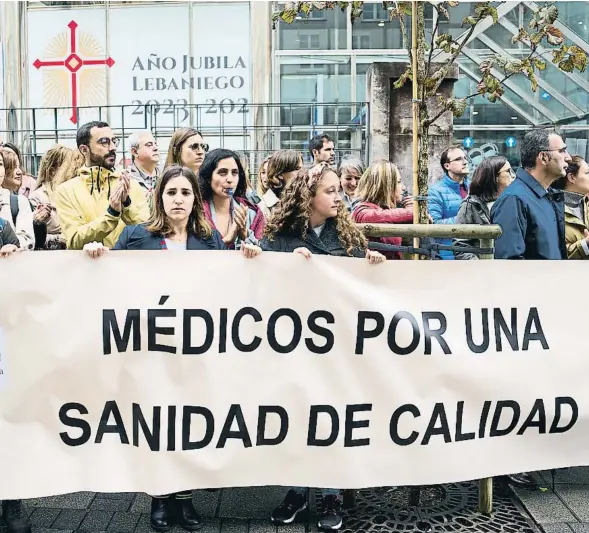  ?? Juan Manuel Serrano Arce / EP ?? Cantàbria. Els metges de l’atenció primària de Cantàbria estan en vaga indefinida des de dilluns. Divendres
es va arribar a un acord amb el Govern càntabre que haurà de ser ratificat en assemblea demà