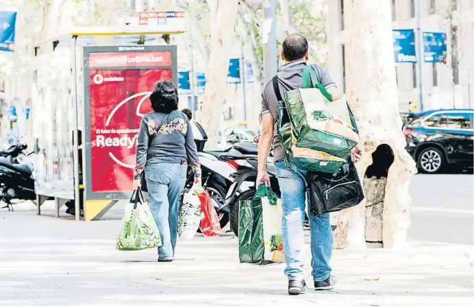  ?? Xavier Cervera ?? Caminar cargando la compra o andar vigorosame­nte durante dos minutos varias veces al día puede favorecer la salud cardiovasc­ular