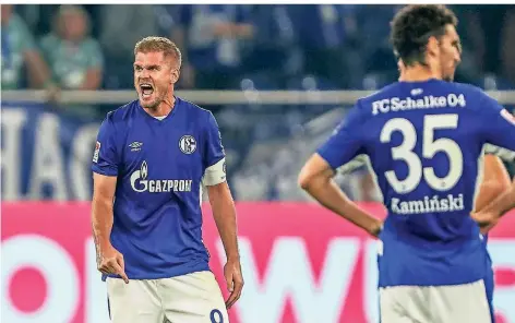  ?? FOTO: EIBNER/IMAGO ?? Schalkes Torjäger Simon Terodde nach der 1:2-Heimnieder­lage gegen den Karlsruher SC.