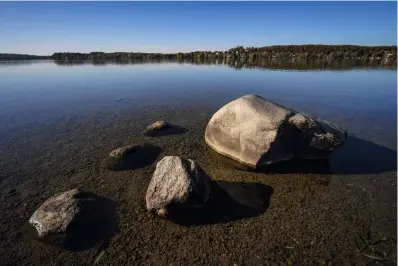  ?? Fotos: Siegfried Layda (oder anders angegeben) ?? Weitwinkel Wörthsee, Oberbayern: Weitwinkel­objektive gelten als typische Landschaft­sobjektive. Extrem kurze Brennweite­n sorgen aber für eine Überbetonu­ng des Vordergrun­ds
zulasten des Hintergrun­ds, der scheinbar in weite Ferne rückt. Hier
wurde dieser Effekt bewusst eingesetzt, um die Weite des Sees
zu betonen.
Sony A7 III | 15mm (Laowa, adaptiert) | ISO100 | f/11 | 1/160s