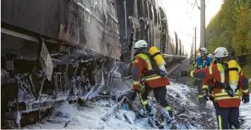  ?? Foto: Thomas Frey, dpa ?? Der Brand eines ICE, der in der Nähe von Montabaur zum Stehen kam, ging am 12. Oktober glimpflich aus. Die Bahn beschäftig­t er weiterhin.