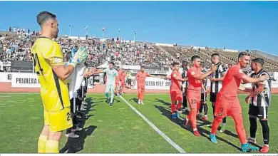  ?? ERASMO FENOY ?? Los jugadores de la Balona hacen el pasillo a los del Andorra antes del partido de la pasada temporada.