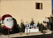  ?? (Photos B. C. et M.D.-G.) ?? En cette période de Noël, les communes (Valbonne à gauche et Biot à droite) enfilent leurs costumes et allument leurs lumières de fête.