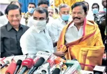  ??  ?? Dalit leader VP Duraisamy being welcomed into BJP by the party’s state unit president L Murugan in Chennai on Friday