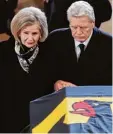  ?? Foto: afp ?? Bundespräs­ident Joachim Gauck mit Ro man Herzogs Witwe Alexandra Freifrau von Berliching­en.