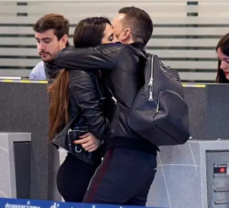  ??  ?? Besos y abrazos a la hora de hacer el Check-In. La pareja se mostró muy romántica en Ezeiza y ella contó que al joven empresario no le gusta la exposición pública.