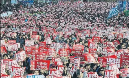  ?? LEE JIN-MAN / AP ?? Más de 260.000 personas, según la policía, participar­on en la protesta contra Park, el sábado en Seúl