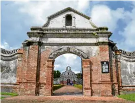  ?? —PHOTOS BY EDGARALLAN­M. SEMBRANO ?? Cemetery gate