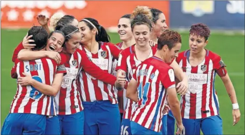  ??  ?? MOMENTAZO. Las chicas del Atlético de Madrid intentarán repetir este momento, ante el Barcelona, en el Calderón.