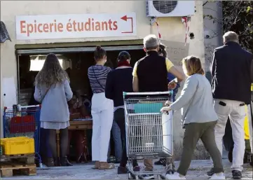  ?? (Photo Patrick Blanchard) ?? Deux fois par semaine, la Banque alimentair­e, via son épicerie étudiante, propose aux jeunes précaires un panier complet pour quelques euros.