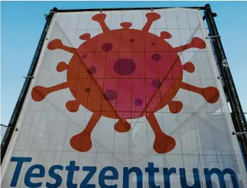  ?? Foto: Bernd Wüstneck, dpa ?? Das Coronaviru­s – hier als Symbol an einer Teststatio­n – gibt nach wie vor Rätsel auf.