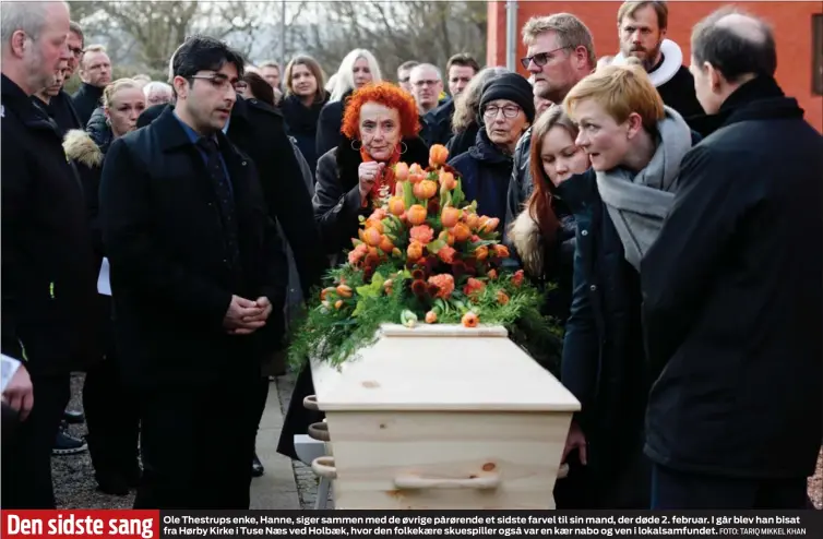  ?? FOTO: TARIQ MIKKEL KHAN ?? Ole Thestrups enke, Hanne, siger sammen med de øvrige pårørende et sidste farvel til sin mand, der døde 2. februar. I går blev han bisat fra Hørby Kirke i Tuse Naes ved Holbaek, hvor den folkekaere skuespille­r også var en kaer nabo og ven i...