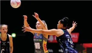  ??  ?? Severn Stars’ goal attack Paige Reed, right, defending a pass by Leeds Rhinos Pictures: Ben Lumley