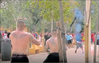  ?? ?? Televisión Española captó estas imágenes de la pelea entre ultras previa al partido.