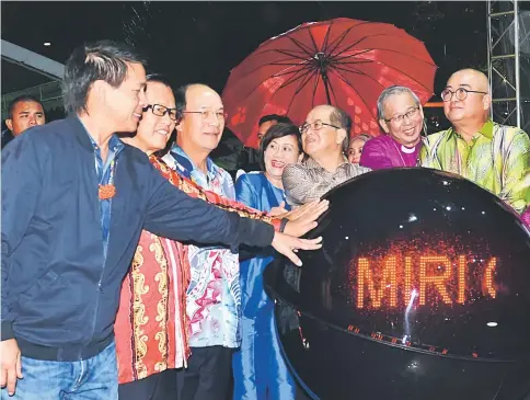  ??  ?? (From left) Dennis, Lee, Gerawat, Doreen, Uggah, Solomon and Yii jointly switch on the Christmas tree lights by putting their hands on a large sphere.