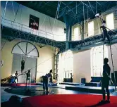  ??  ?? In bilico sulle funi Un momento del training nell’École Nationale de Cirque di Montreal, fondata nel 1981