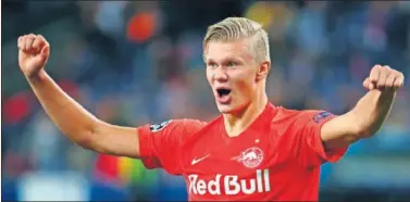  ??  ?? El noruego Haland, del Red Bull Salzburgo, celebra uno de los tres goles que marcó al Genk en Champions.