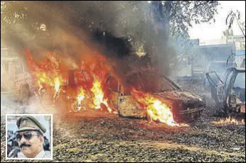  ?? PTI ?? Vehicles set on fire in Bulandshah­r; (left) SHO Subodh Kumar Singh, who was killed in the violence, was part of the initial probe into the Akhlaq lynching case in Dadri. &gt;&gt;P9