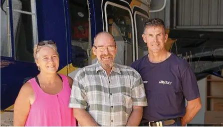  ?? Photo: LifeFlight ?? MEETING AGAIN: At a happy reunion, Helen Gilmore and Peter Gilmore meet LifeFlight pilot Darren Sommers (right).