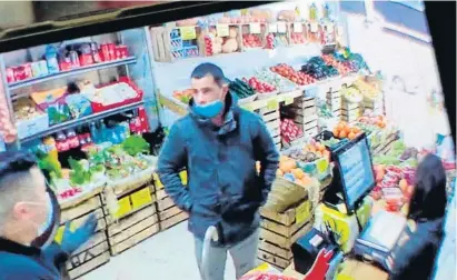  ?? LV ?? Les càmeres de seguretat van gravar el jove, acusat d’extorsiona­r comerciant­s de barri