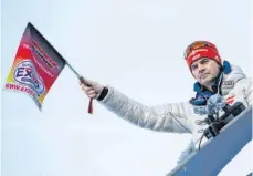  ?? FOTO: DANIEL KARMANN/DPA ?? Abwinken an der heimischen Hochfirsts­chanze: Skisprung-Bundestrai­ner Stefan Horngacher, Wahl-Schwarzwäl­der.