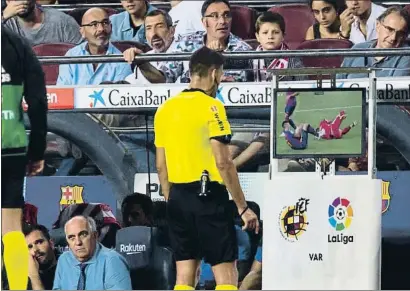  ?? ALEX CAPARROS / GETTY ?? L’àrbitre observa la repetició del VAR abans de decidir l’expulsió del central blaugrana