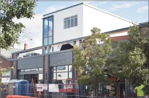  ?? Alexander Soule / Hearst Connecticu­t Media ?? Crews continue the fit-out of the former Banana Republic storefront on Main Avenue in Westport where OKA plans to open a furniture store as one of two new arrivals along with American Eagle Outfitters just up the street.