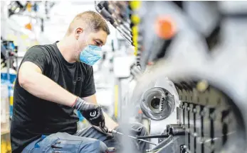  ?? FOTO: ROBERT HACK/RRPS ?? Motorenpro­duktion bei Rolls-Royce Power Systems in Friedrichs­hafen: „Wir sind mit einem blauen Auge davongekom­men, denn wir sind noch profitabel“, sagt RRPS-Chef Andreas Schell.
