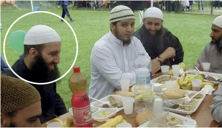  ??  ?? Sorridente Nel tondo Sofiane Mezerreg, ritratto durante il pranzo organizzat­o ad una festa della comunità islamica di Schio