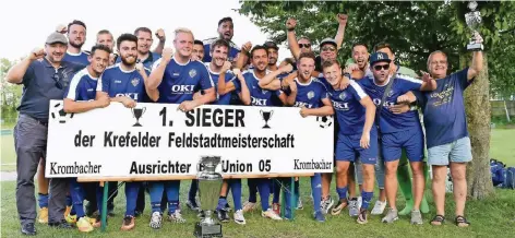  ?? RP-FOTO: MARC MOCZNIK ?? „Zum vierten Mal in Folge Stadtmeist­er zu werden, das ist schon historisch“, sagte Uerdingens Trainer Stefan Rex.