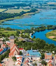  ?? Foto: Thomas Grundner/Tourismusv­erband Mecklenbur­g Vorpommern ?? Anklam aus der Luft: Der Ort liegt direkt an der Peene.