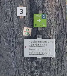  ?? FOTOS: ANNIKA GRUNERT ?? An manchen Bäumen im Ostalbkrei­s lassen sich gleich mehrere Schilder oder Markierung­en finden, die die unterschie­dlichen Wanderrout­en oder Fahrradweg­e ausschilde­rn.