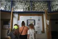  ?? MICHAL DYJUK — THE ASSOCIATED PRESS ?? Ukrainian refugee children look at the drawings July 28 at the Lauder Morasha Jewish school in Warsaw, Poland.