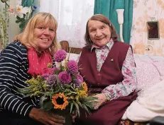  ?? RP-FOTO: LAMMERTZ ?? Für die Stadt Krefeld gratuliert­e Bürgermeis­terin Gisela Klaer der 107-jährigen Margarete Petermeier.