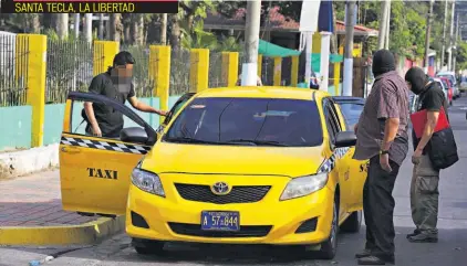  ??  ?? LOS HERMANOS FUERON ATACADOS POR UN HOMBRE QUE VIAJABA EN UNA MOTOCICLET­A. LA MUJER RECIBIÓ UN DISPARO EN LA CABEZA. FALLECIÓ CUANDO INGRESÓ AL HOSPITAL SAN RAFAEL.