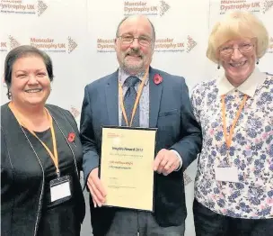  ??  ?? Presentati­on Jeff and Joan Wight receive their award from Jackie Baillie MSP