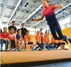  ??  ?? Abgehoben: Gute Ergebnisse verzeichne­ten die Organisato­ren des TSV Neuburg sowie vier externe Kampfricht­er beim Standweits­prung.