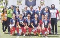  ??  ?? El feliz equipo de Ashton School al recibir trofeos y medallas como campeón de la categoría sexto a octavo grados de la II Copa Rica de Fútbol Colegial.