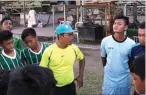  ?? ADITYA W. PRAHARA/JAWA POS ?? INSTRUKSI: M. Nurkiman (bertopi) memberikan pengarahan kepada para pemain Persebaya U-14 kemarin.